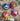 Photo Set mit kleinen bunten Christbaumkugeln aus Holz, die sich öffnen lassen Set mit kleinen bunten Christbaumkugeln aus Holz, die sich öffnen lassen