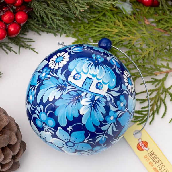 Ausgefallene blaue Weihnachtskugel aus Holz mit ukrainischem Dorf Haus, 8 cm online kaufen bei UkrGifts