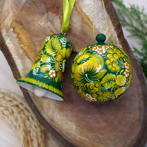 Handbemalte Weihnachtskugel und Glocke-Weihnachtsschmuck aus Holz