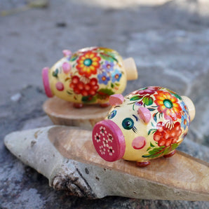 Hand made Salt-, pepper- shaker of wood, with traditional ukrainian painting