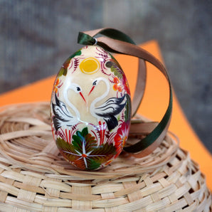 Schönes bemaltes Osterei aus Holz mit dem Vogel