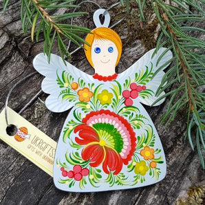 Smiling angel pendant as Christmas window decoration