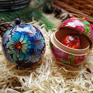 Hand-painted Christmas balls with floral ornaments, set of 2, 8 cm