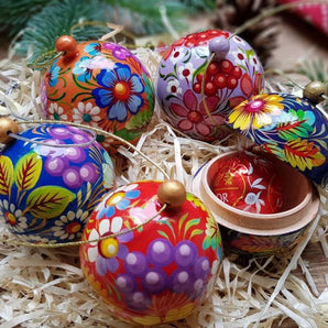 Set of 5 small wooden Christmas balls that can be opened