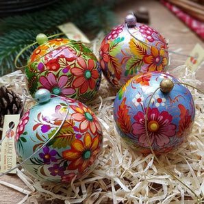 Set of 4 hand-painted medium Christmas balls that can be opened