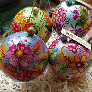 Set of 4 hand-painted medium Christmas balls that can be opened