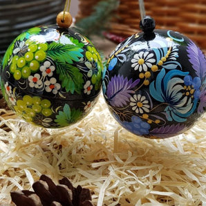 Hand painted wooden Christmas tree balls, set of 2, with fine painting, 7cm