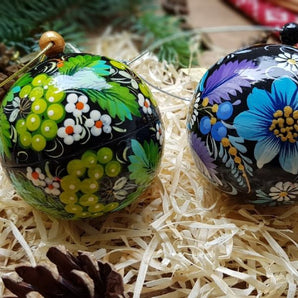 Hand painted wooden Christmas tree balls, set of 2, with fine painting, 7cm