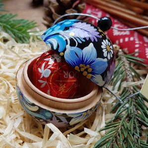 Hand-painted Christmas tree ball with blue flowers that can be opened, 7 cm