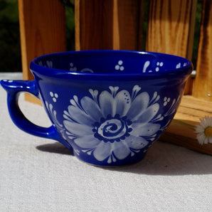 Schöne blaue Tasse mit weißem Blumenmuster - von Hand bemalt