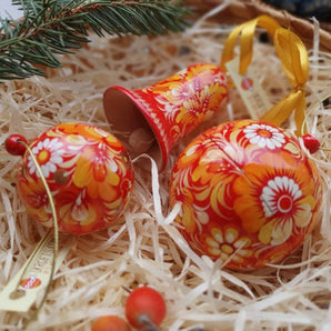 Rote handbemalte Weihnachtskugeln und Glöckchen mit Blumenmuster, traditionelles Kunsthandwerk