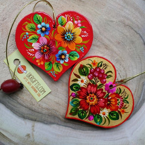 Zwei kleinen Herzanhänger aus Holz, Valentinstag Geschenk -Glücksbringer im Auto, Schmuckanhänger für zu Hause