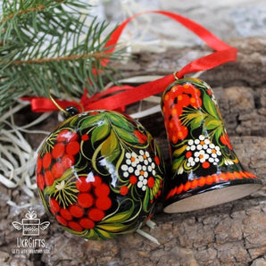 Weihnachtsglöckchen aus Holz, schwarz mit roten Beeren