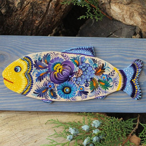 Fisch-Wanddeko auf blauem Holz mit Blumenmuster