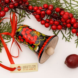 Wooden christmas in black with red berries