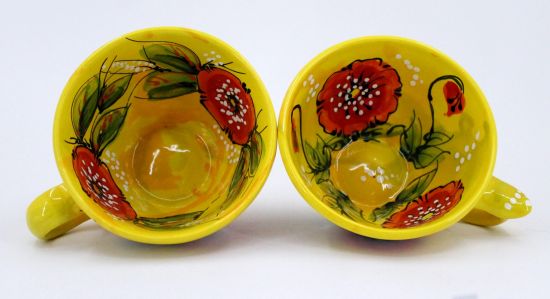Gelbe Tasse aus Keramik mit Mohnblumen