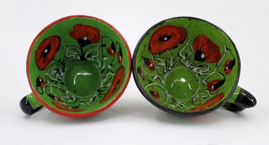 Grüne Teetasse aus Keramik mit Mohnblumen