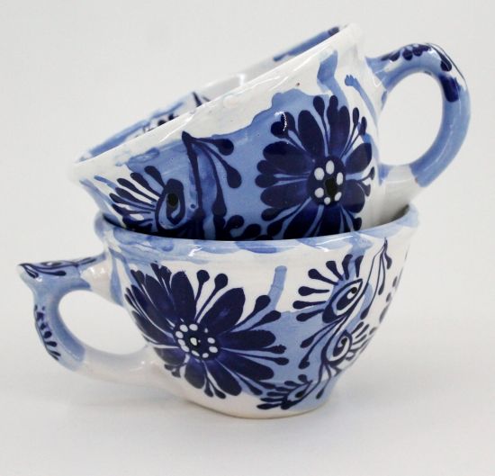 Keramik Tasse mit blauem Blumenmuster