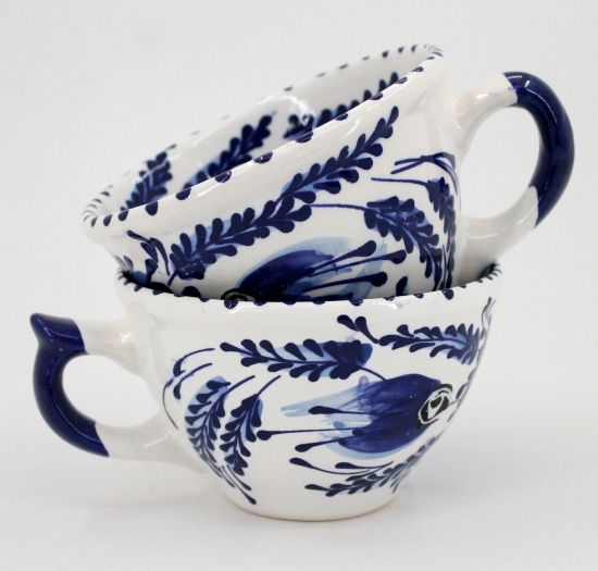 Weiß-blaue Kaffeetasse aus Keramik, handbemalt