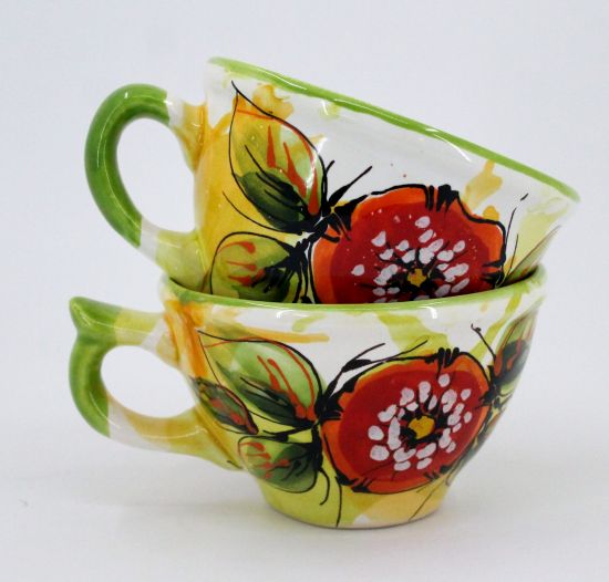 Schöne Teetasse aus Keramik mit Mohnblumen