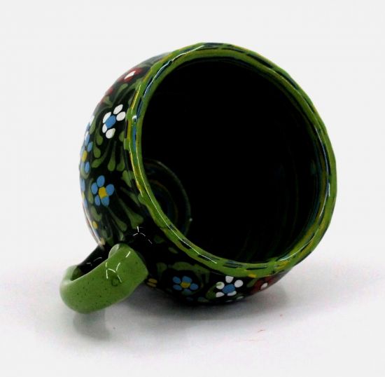 Schöne Kaffeebecher aus Keramik mit kleinen Blümchen