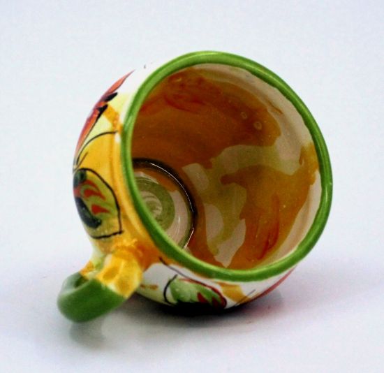 Schöne handgefertigte Tasse aus Keramik