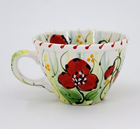 Niedliche Tasse mit roten Blumen