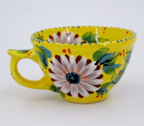 Schöne Kaffeebecher aus Keramik mit Gänseblümchen