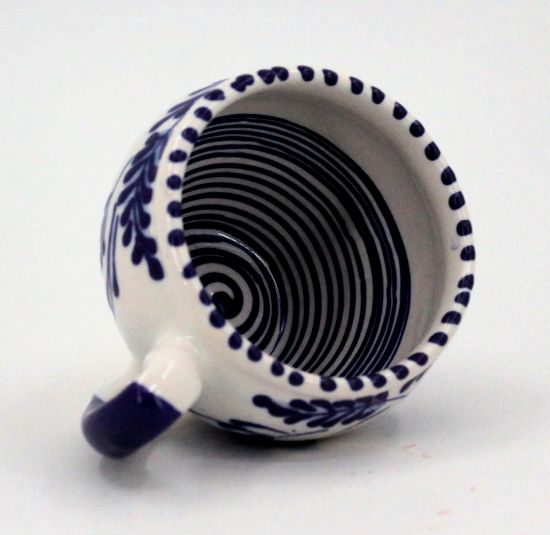 Weiß-blaue Teetasse aus Keramik handbemalt