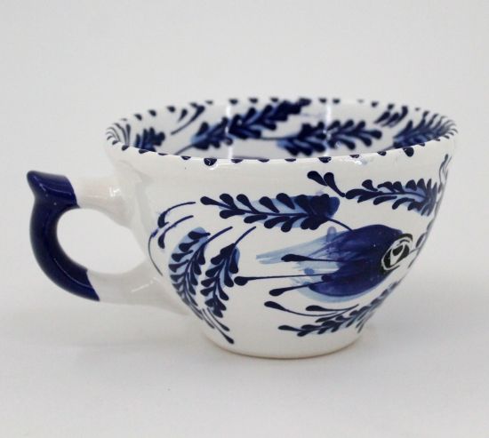 Weiß-blaue Kaffeetasse aus Keramik, handbemalt