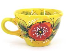 Gelbe Tasse aus Keramik mit Mohnblumen