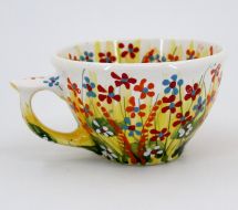 Schöne Tasse aus Keramik mit Blumenmuster