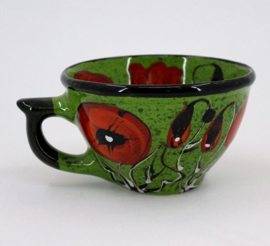 Grüne Teetasse aus Keramik mit Mohnblumen