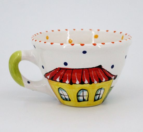 Schöne Tasse aus Keramik mit Kaffeebohnen