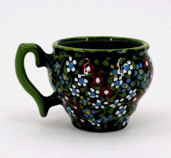 Schöne Kaffeebecher aus Keramik mit kleinen Blümchen