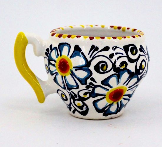 Getöpferte Tasse mit Blumen, handbemalt
