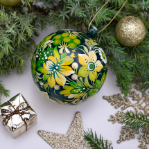 Handbemalte Weihnachtskugel aus Holz mit grünem Muster, öffnet sich