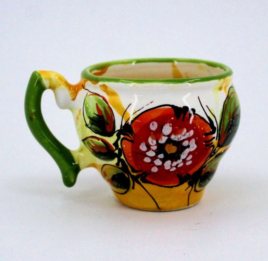 Schöne handgefertigte Tasse aus Keramik