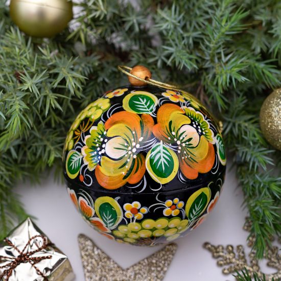 Grüne Weihnachtskugel mit feiner Handmalerei aus Holz