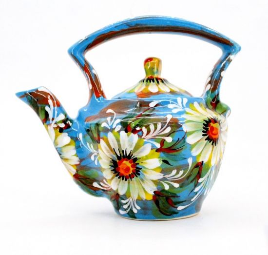 Blaue keramik Teekanne mit Gänseblümchen