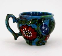 Blaue Tasse mit Mohnblumen aus keramik handgefertigt