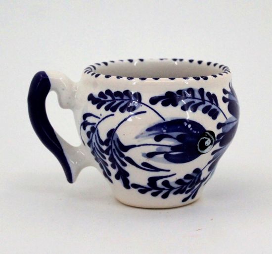 Weiß-blaue Teetasse aus Keramik handbemalt