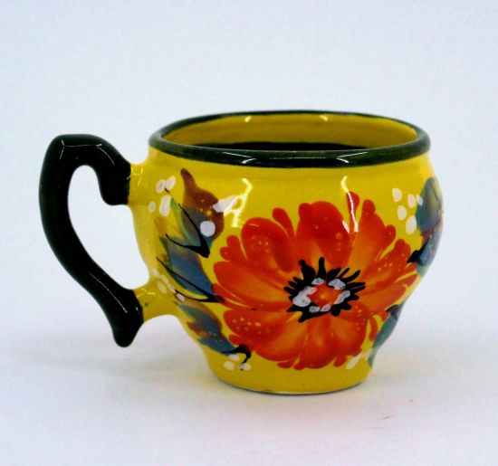 Schöne Kaffeebecher aus Keramik in Gelb