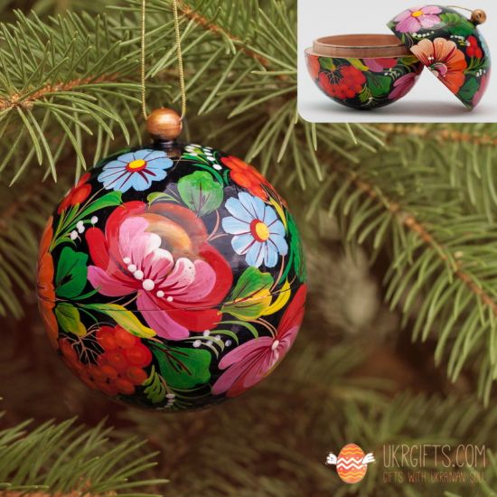 Handbemalte Weihnachtskugel aus Holz und ein Geschenkbox, traditionelles Kunsthandwerk