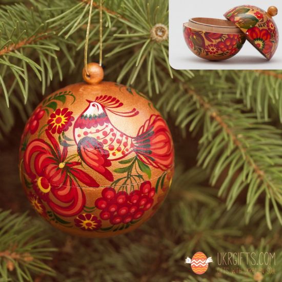 Pretty painted Christmas balls made of wood 7.cm