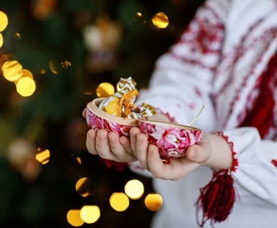 Handbemalte Weihnachtskugel mit filigranem Blütenmuster - 5.5cm