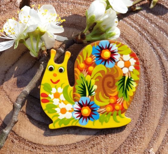 Brooche snail, made of wood and hand painted