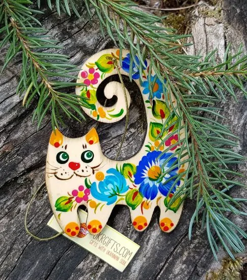 Rustikaler Holzchristbaumschmuck - Katze mit blauen Blumen