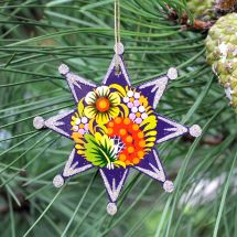 Blau-silberner Weihnachtsschmuck Stern aus Holz - traditionelles Kunsthandwerk