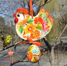 Easter ornament, Chicken with easter egg, ukrainian Petrykiwka painting